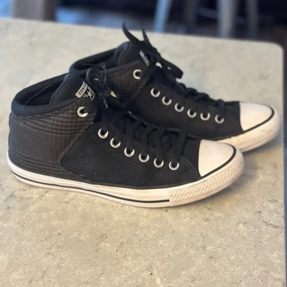 Converse All Star Sneakers (size 8 men) - Picture 2 of 5